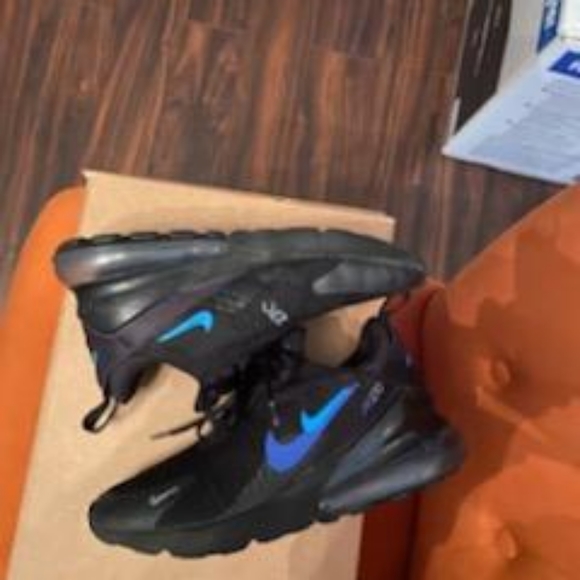 Sneakers - Picture 4 of 5